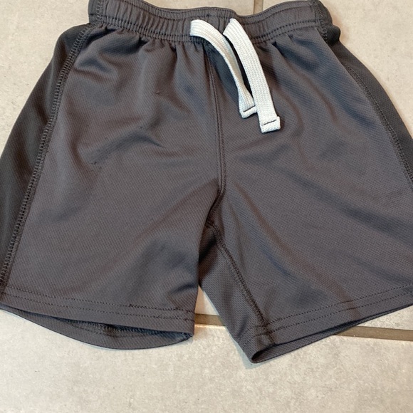 Bundle of 3 pairs Carters athletic shorts - Picture 3 of 4
